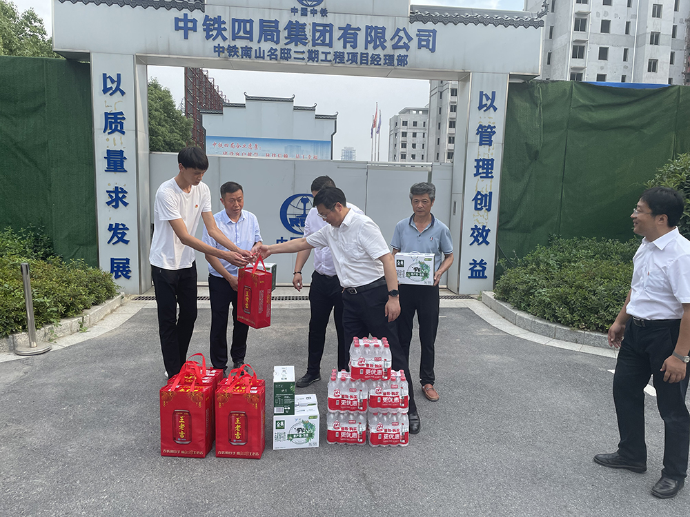 炎炎夏日“送清凉”，丝丝关爱“暖人心”2.jpg